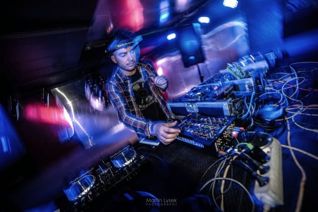 Fotografie z akce: RESONANCE WITH A.RENWICK (UK/HN)
